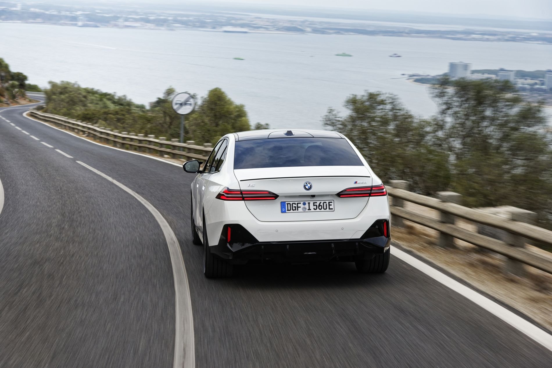 El BMW i5 en movimiento, mostrando su dinamismo.