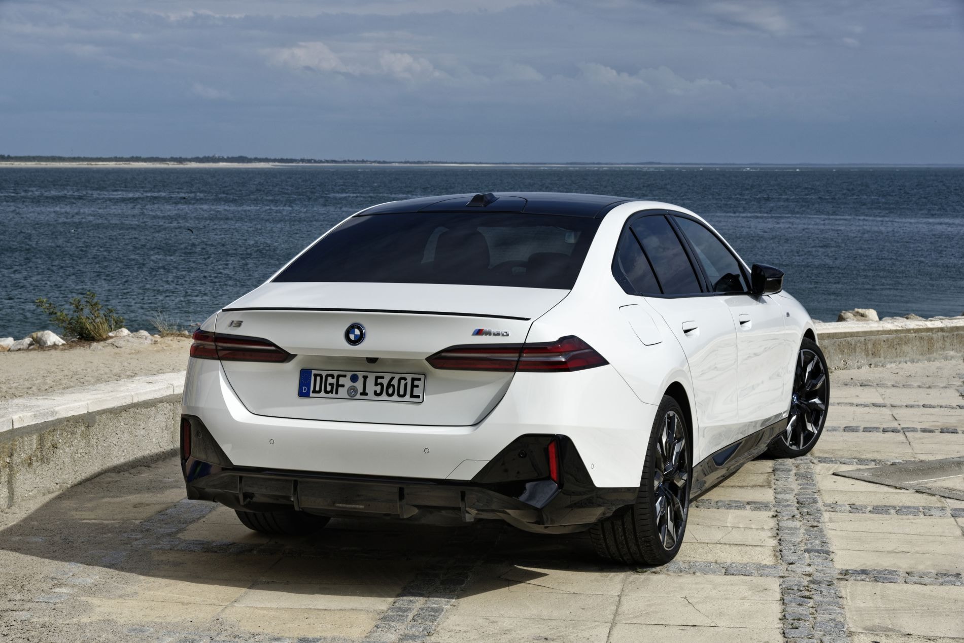 Vista trasera que muestra su elegante diseño y luces distintivas.