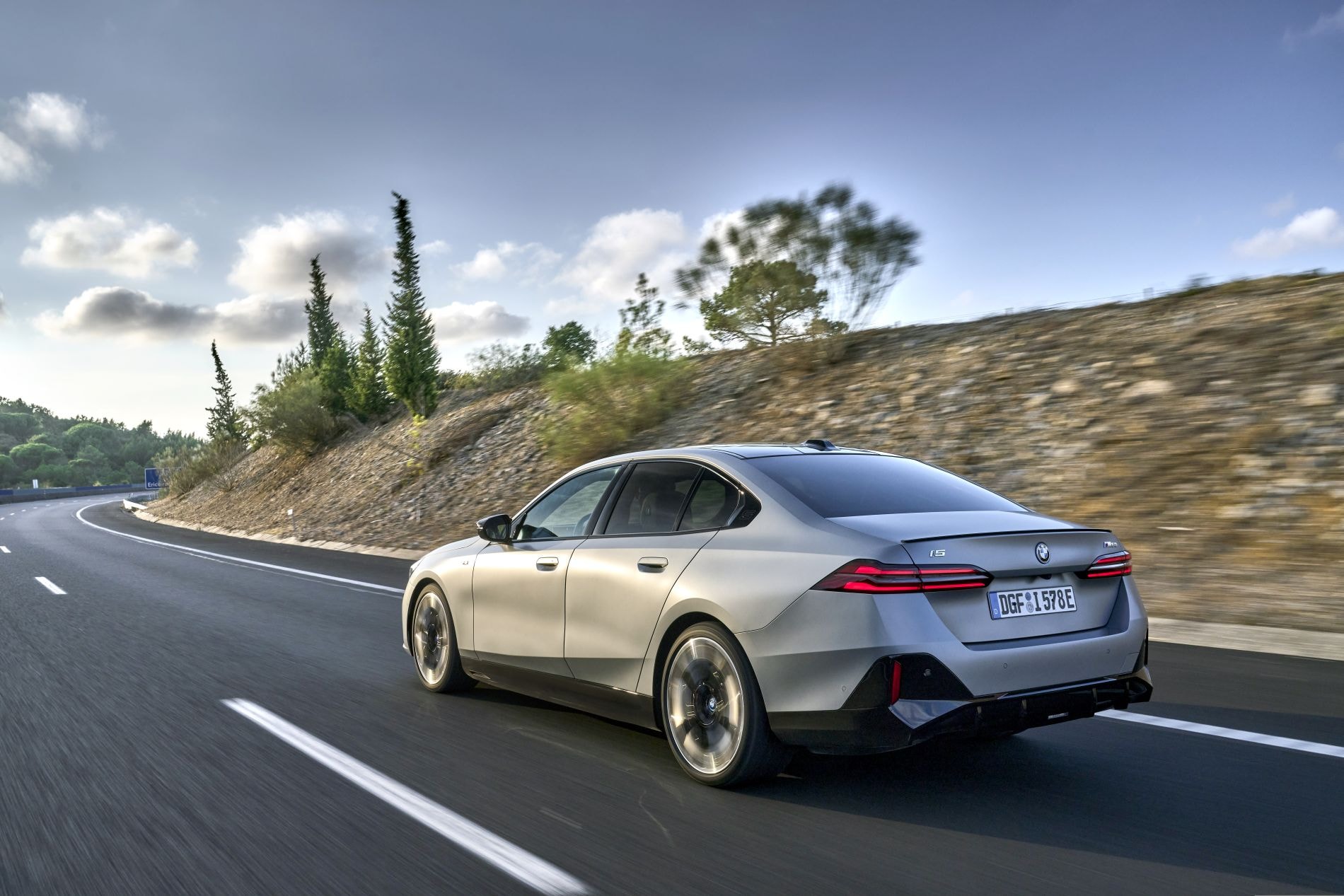 Vista frontal agresiva del BMW i5, destacando su diseño moderno.