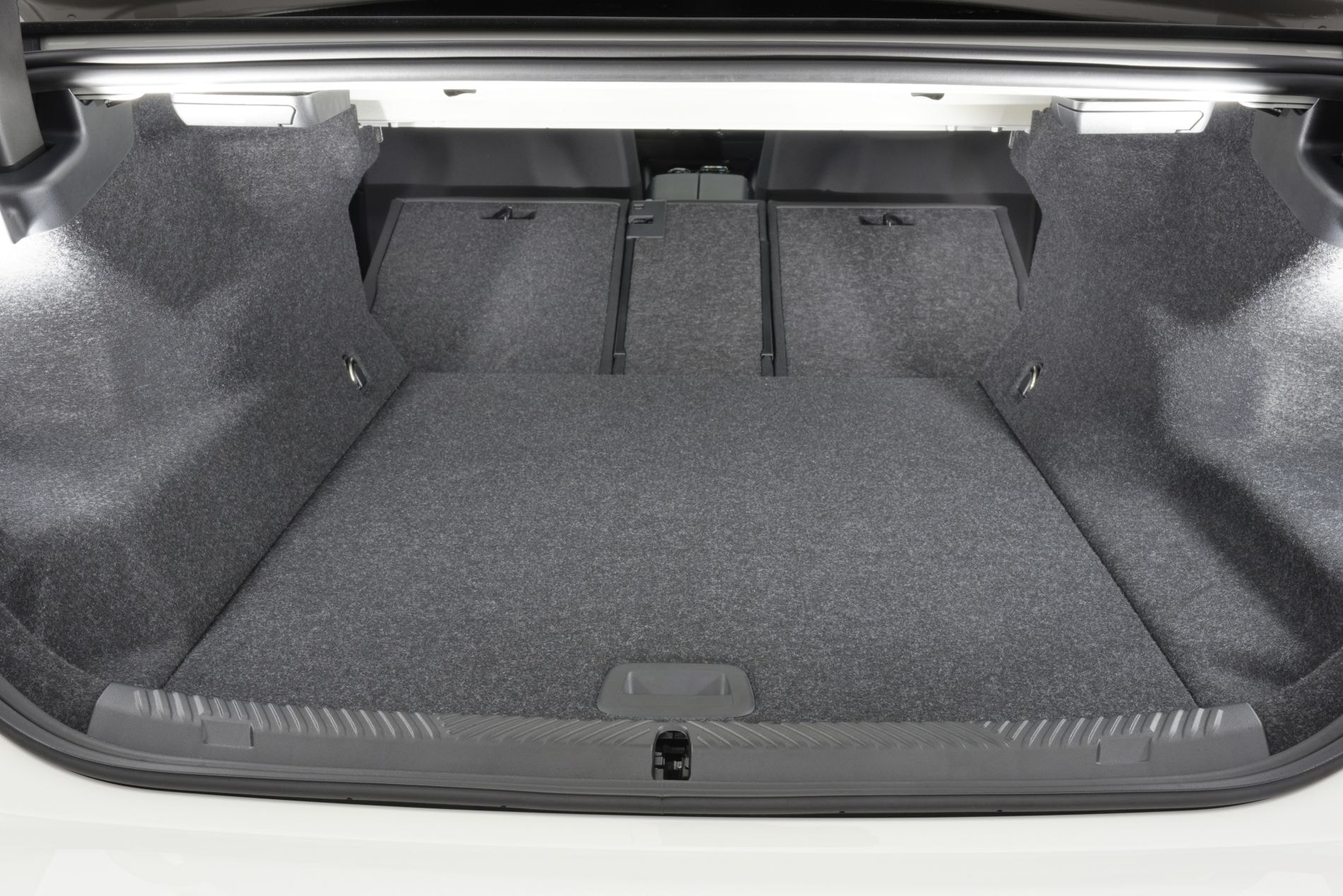 El volante del BMW i5 muestra un diseño moderno y deportivo.