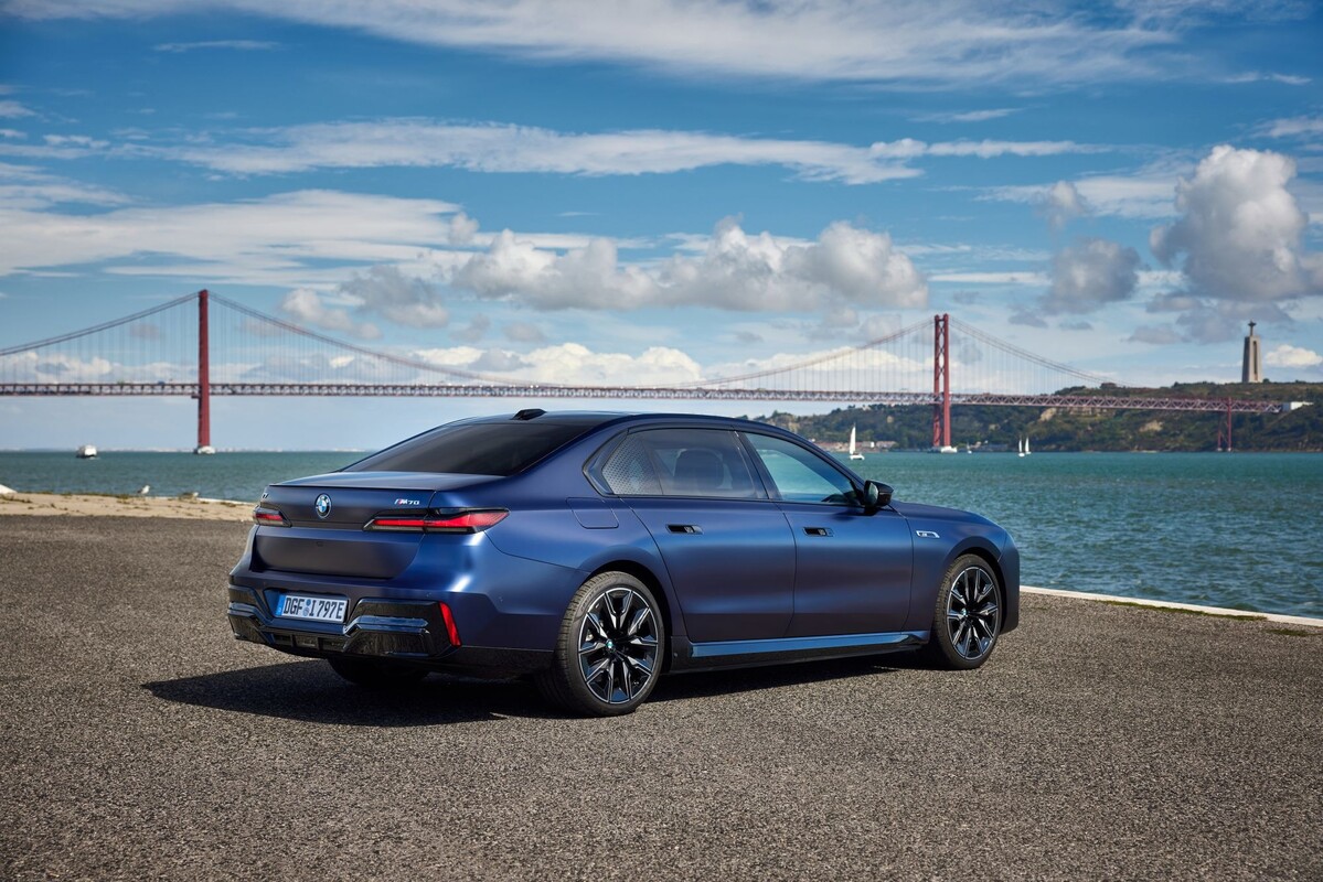 BMW i7 junto a una estructura arquitectónica contemporánea. BMW i7 junto a una estructura arquitectónica contemporánea.