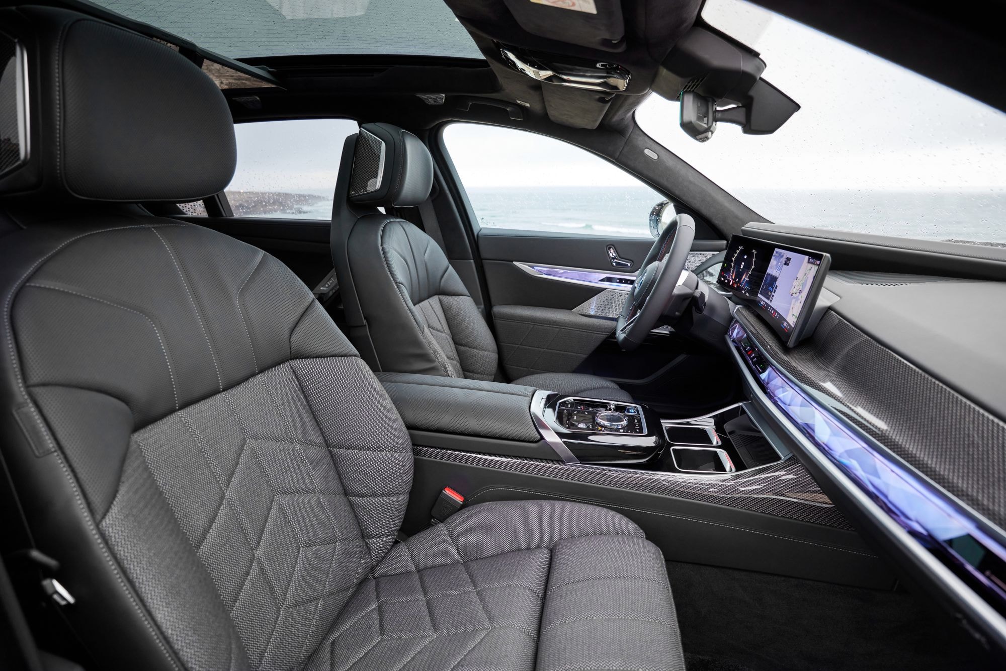 Asientos traseros del BMW i7, confort y estilo en cada detalle.