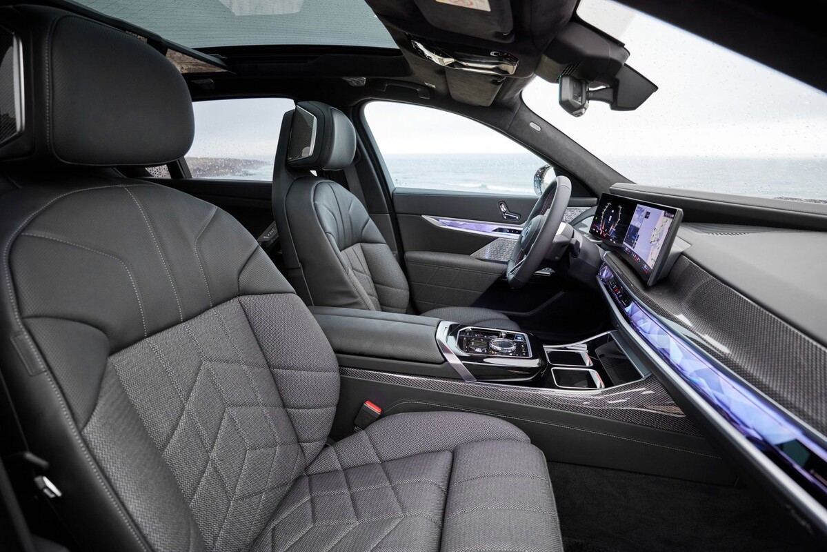 Asientos traseros del BMW i7, confort y estilo en cada detalle. Asientos traseros del BMW i7, confort y estilo en cada detalle.