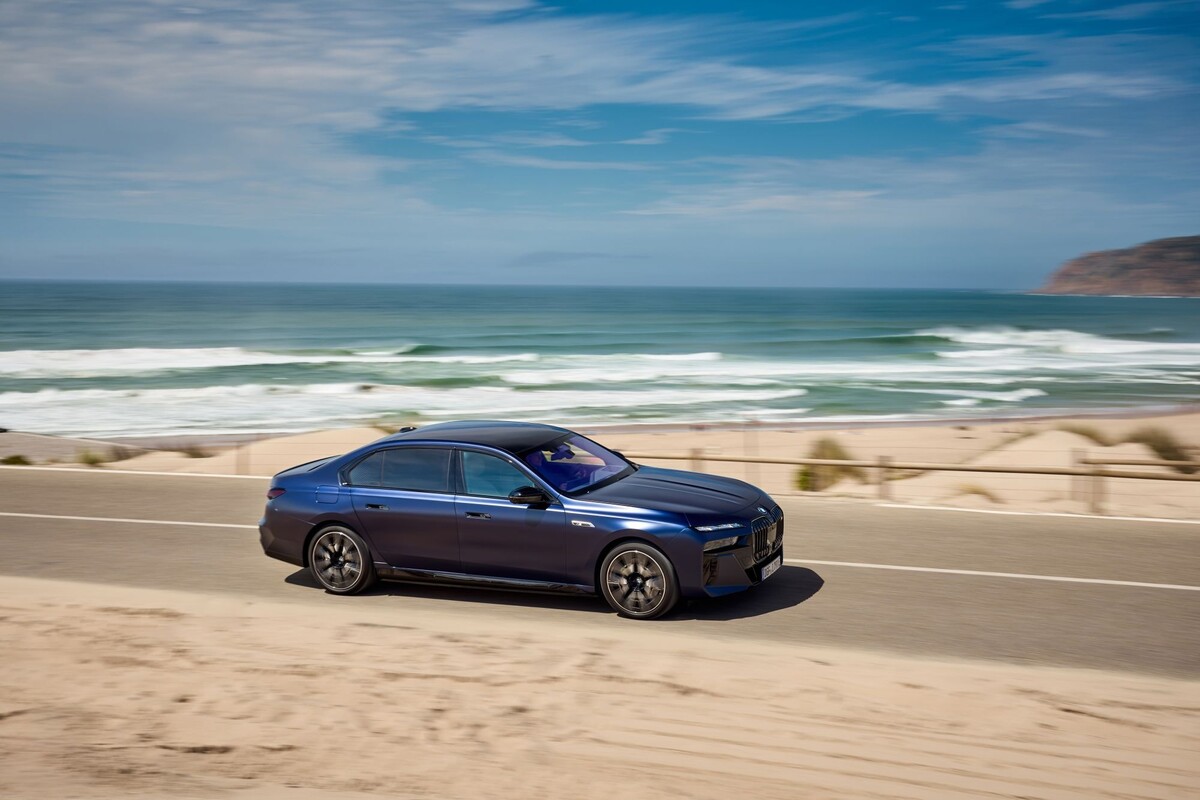 BMW i7 en movimiento, exhibiendo su rendimiento en carretera. BMW i7 en movimiento, exhibiendo su rendimiento en carretera.