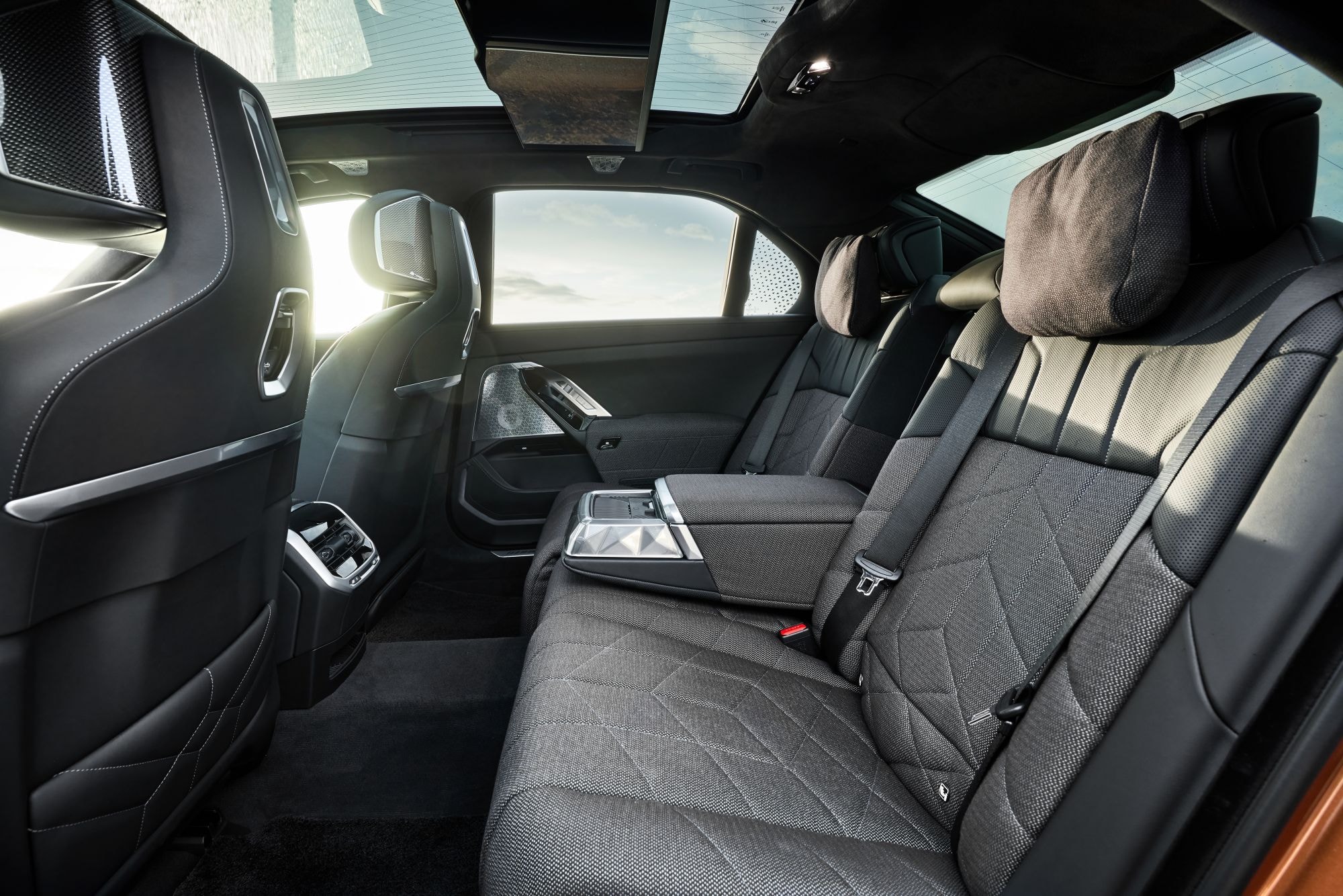 El BMW i7 circulando, mostrando su potente presencia en la carretera.