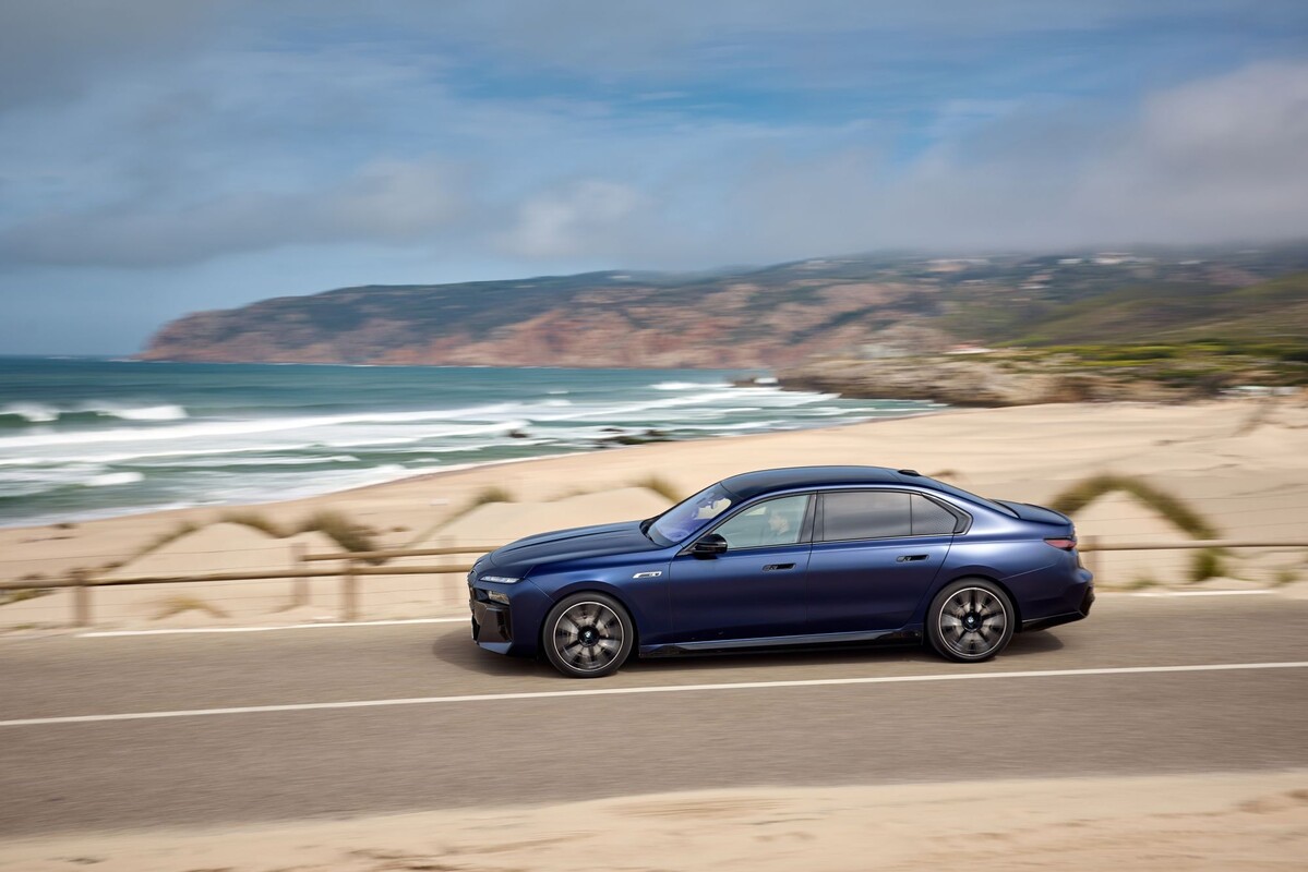 BMW i7 en movimiento, con el mar como telón de fondo. BMW i7 en movimiento, con el mar como telón de fondo.