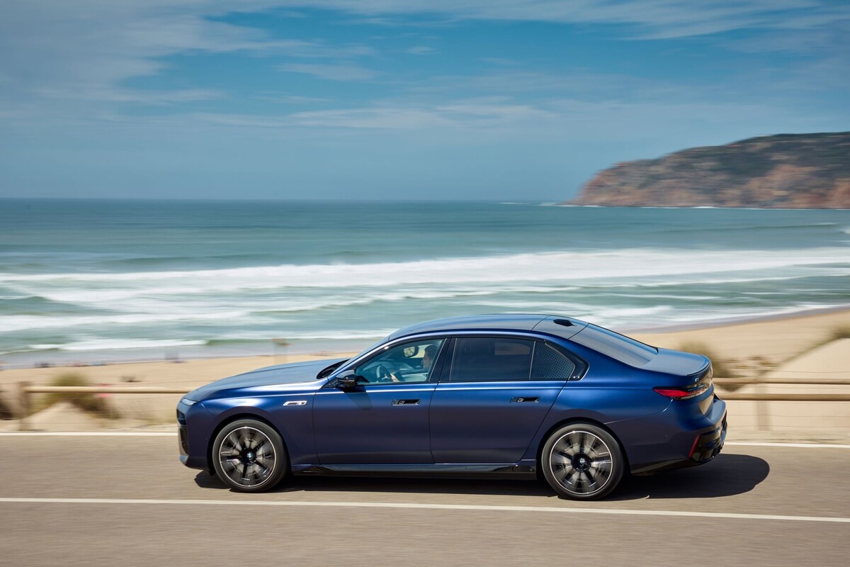 BMW i7 desde atrás, disfrutando de un paseo costero. BMW i7 desde atrás, disfrutando de un paseo costero.