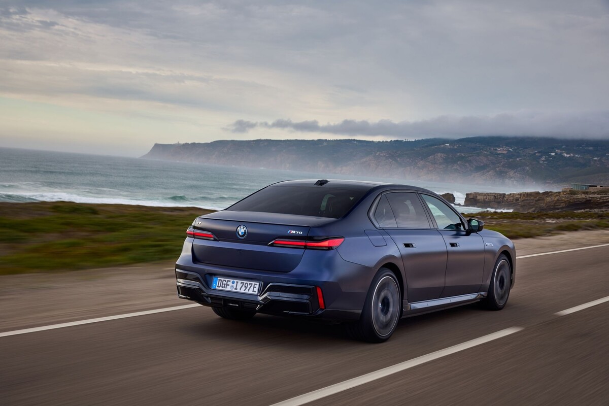 Captura lateral del BMW i7, navegando por la costa. Captura lateral del BMW i7, navegando por la costa.