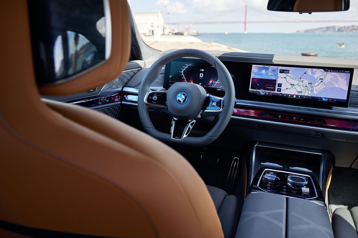 Vista detallada de la consola central, mostrando su sofisticado diseño. Vista detallada de la consola central, mostrando su sofisticado diseño.