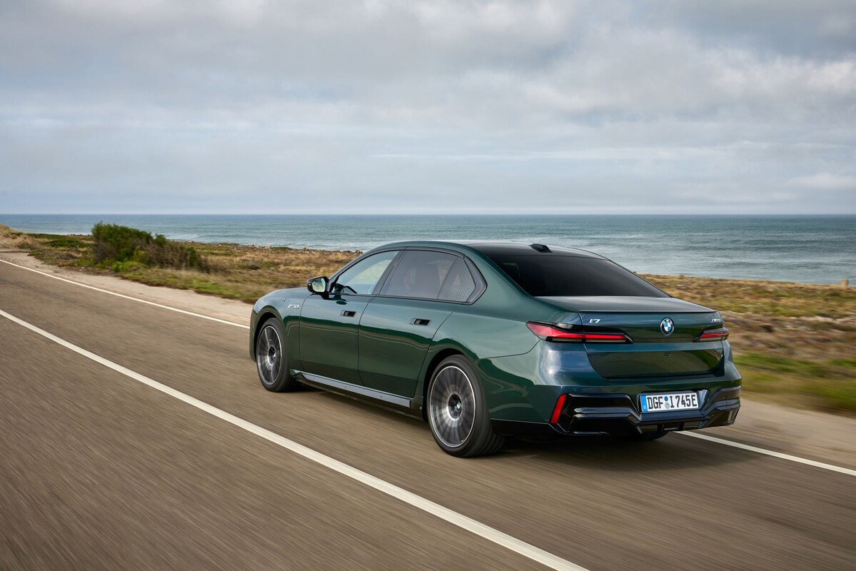 Lateral del BMW i7 eléctrico, destacando su imponente parrilla. Lateral del BMW i7 eléctrico, destacando su imponente parrilla.