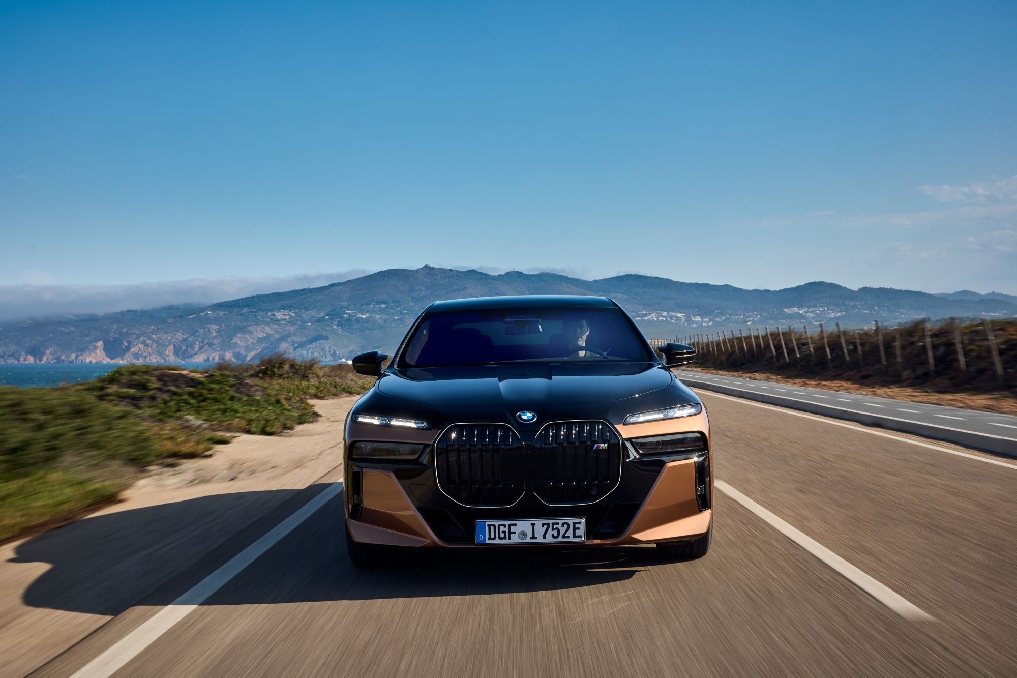Imponente vista frontal del BMW i7 eléctrico, con su característica parrilla y tecnología avanzada.