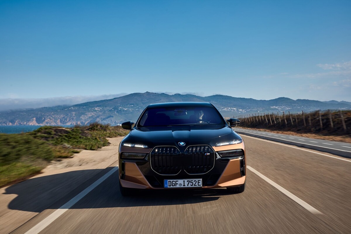 Imponente vista frontal del BMW i7 eléctrico, con su característica parrilla y tecnología avanzada. Imponente vista frontal del BMW i7 eléctrico, con su característica parrilla y tecnología avanzada.