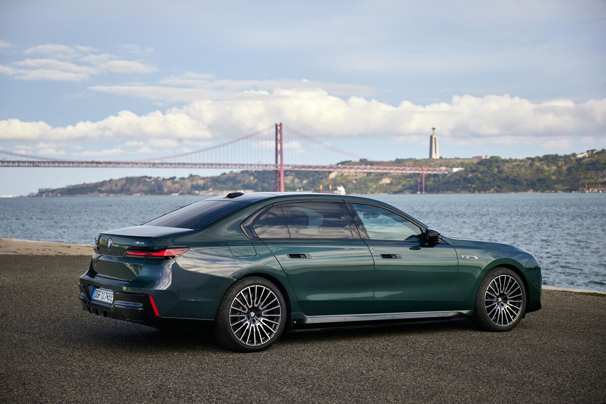 Vista frontal del BMW i7 eléctrico, mostrando su diseño audaz. Vista frontal del BMW i7 eléctrico, mostrando su diseño audaz.