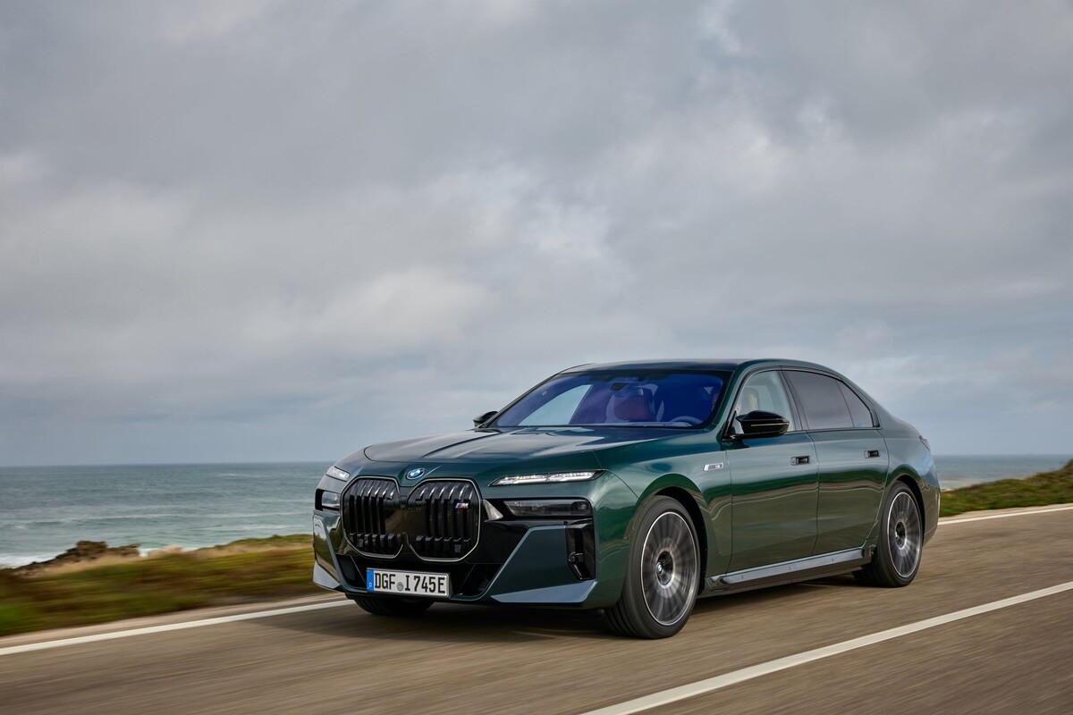 BMW i7 eléctrico en movimiento, enfatizando su aerodinámico perfil y sofisticación. BMW i7 eléctrico en movimiento, enfatizando su aerodinámico perfil y sofisticación.