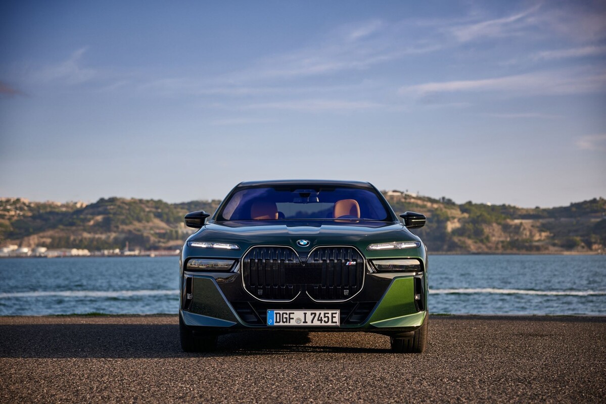 Vista lateral del BMW i7 eléctrico, capturando su perfil distintivo. Vista lateral del BMW i7 eléctrico, capturando su perfil distintivo.