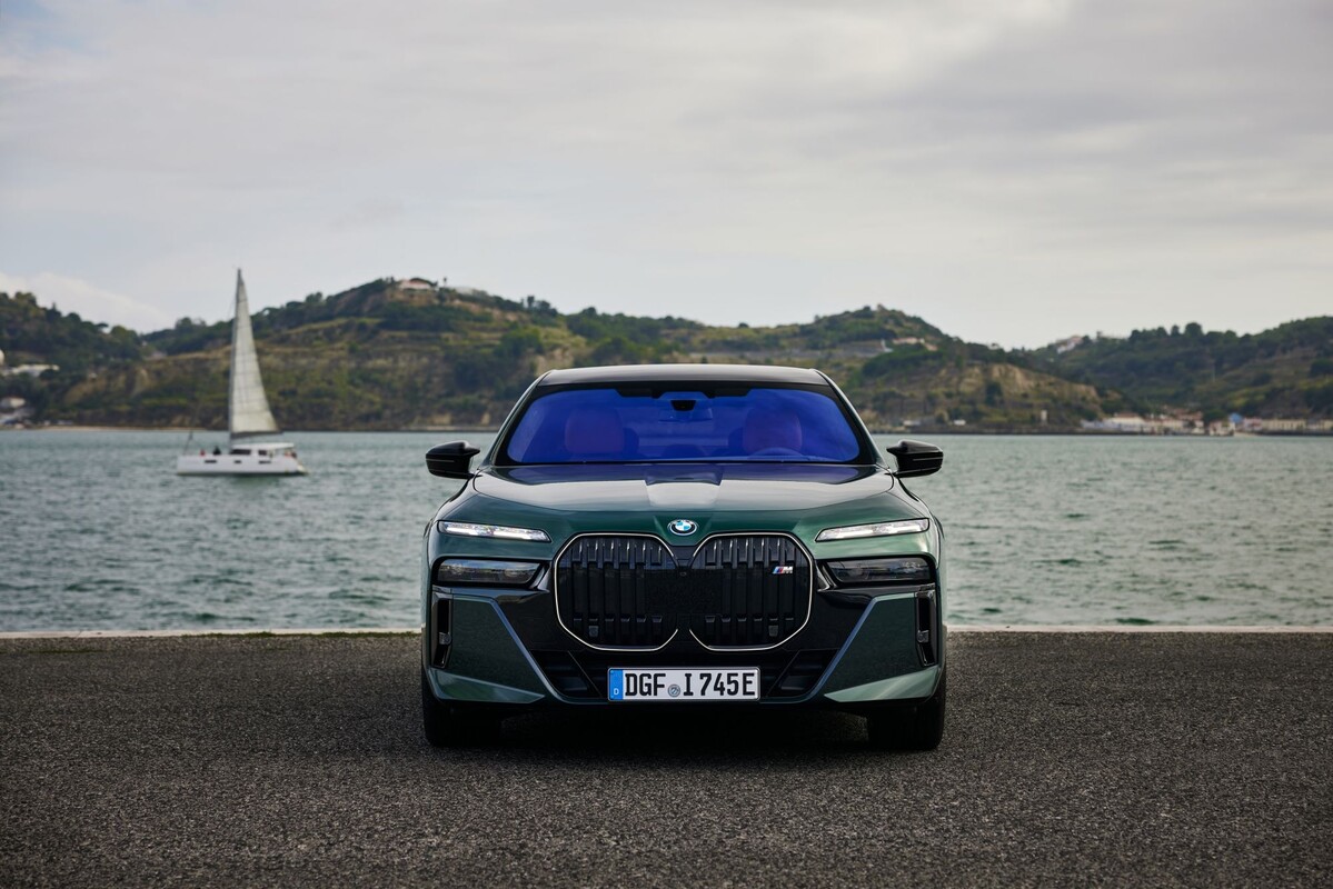 El BMW i7 eléctrico resalta en este paisaje marino excepcional. El BMW i7 eléctrico resalta en este paisaje marino excepcional.