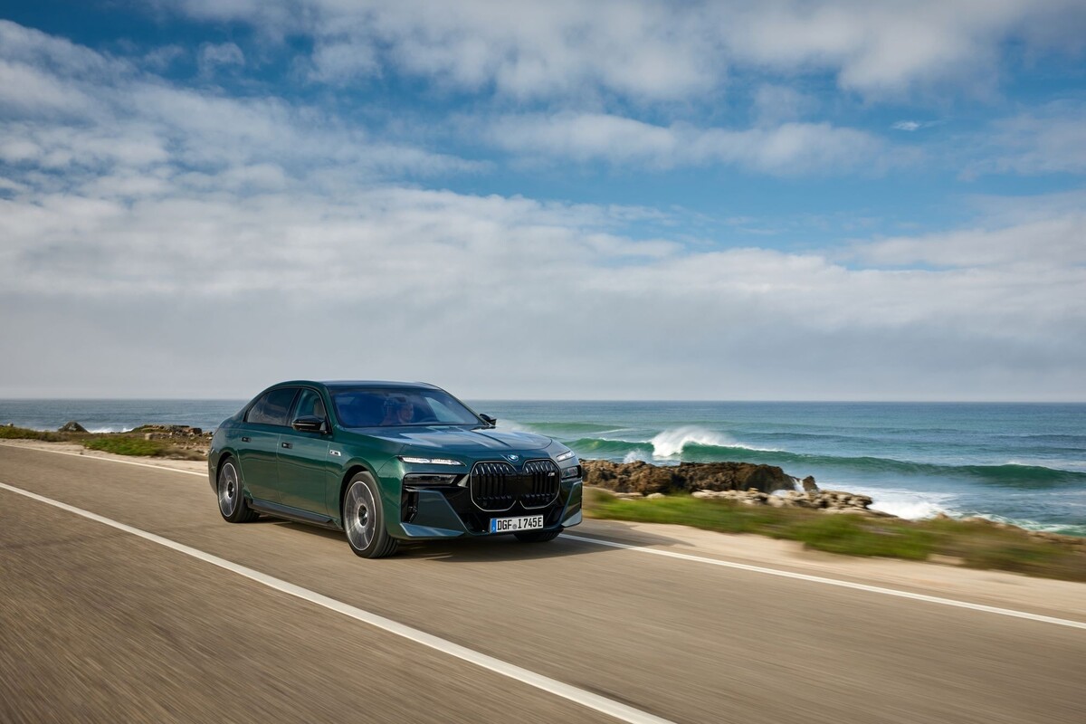 BMW i7 eléctrico en la costa, combinando lujo y naturaleza. BMW i7 eléctrico en la costa, combinando lujo y naturaleza.