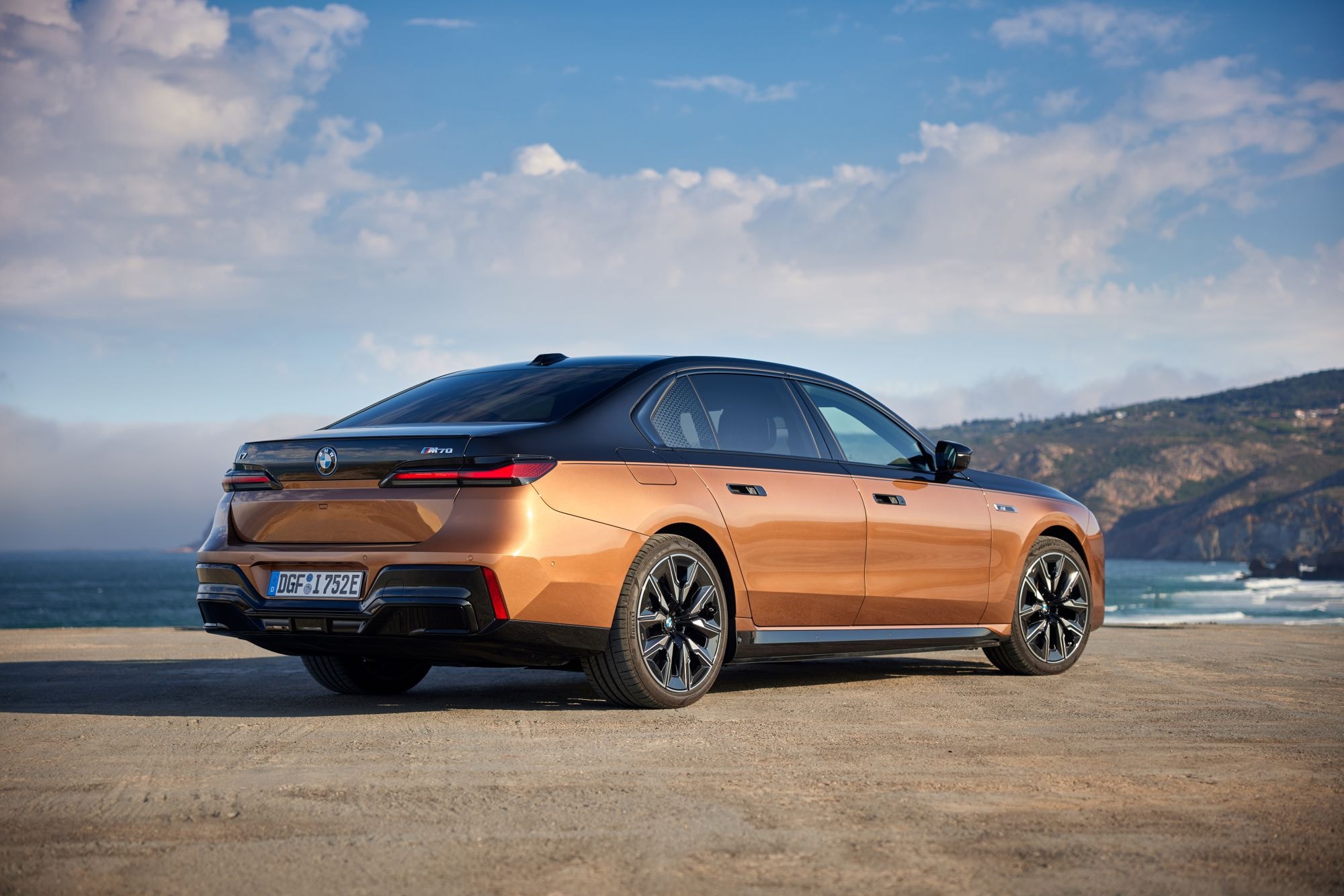 Vista lateral trasera del BMW i7 eléctrico, destacando su elegante diseño y líneas fluidas.