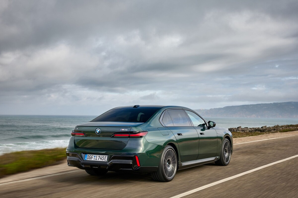 Otra vista trasera del elegante BMW i7 eléctrico en movimiento. Otra vista trasera del elegante BMW i7 eléctrico en movimiento.