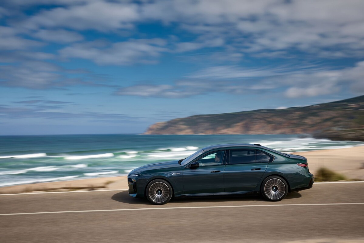 El BMW i7 eléctrico en la carretera, destacando su diseño aerodinámico. El BMW i7 eléctrico en la carretera, destacando su diseño aerodinámico.