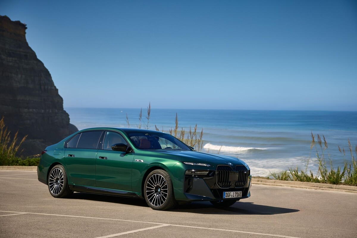 Vista trasera del BMW i7 eléctrico en un ambiente costero. Vista trasera del BMW i7 eléctrico en un ambiente costero.