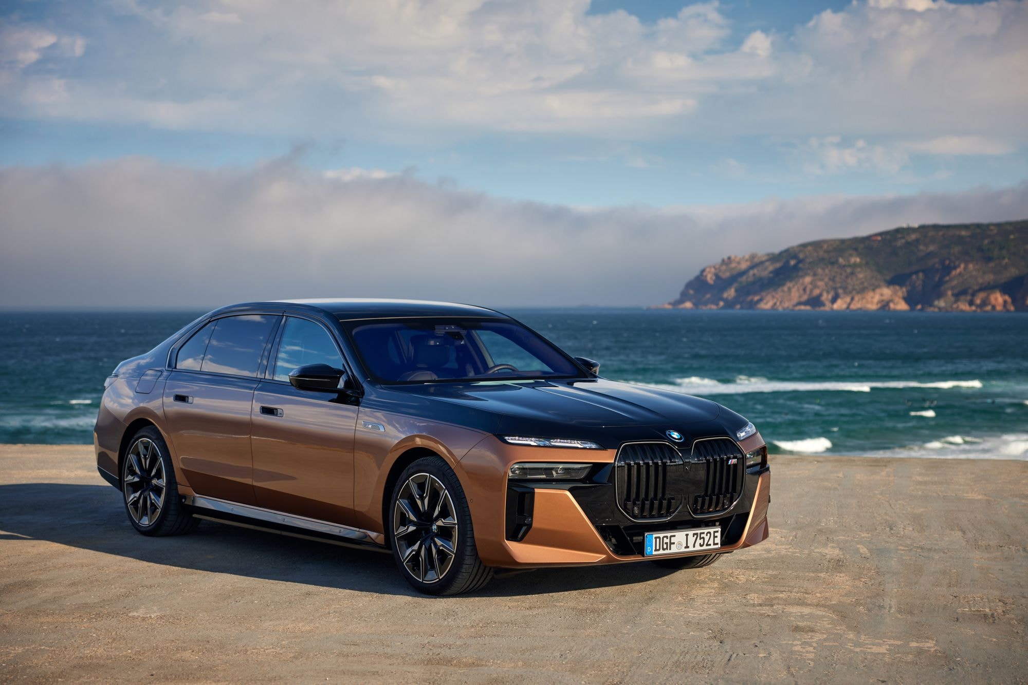 Vista lateral y trasera del BMW i7, destacando su elegante diseño.