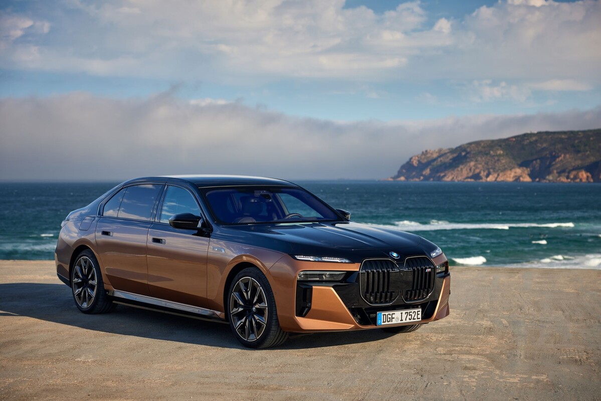 Vista lateral y trasera del BMW i7, destacando su elegante diseño. Vista lateral y trasera del BMW i7, destacando su elegante diseño.