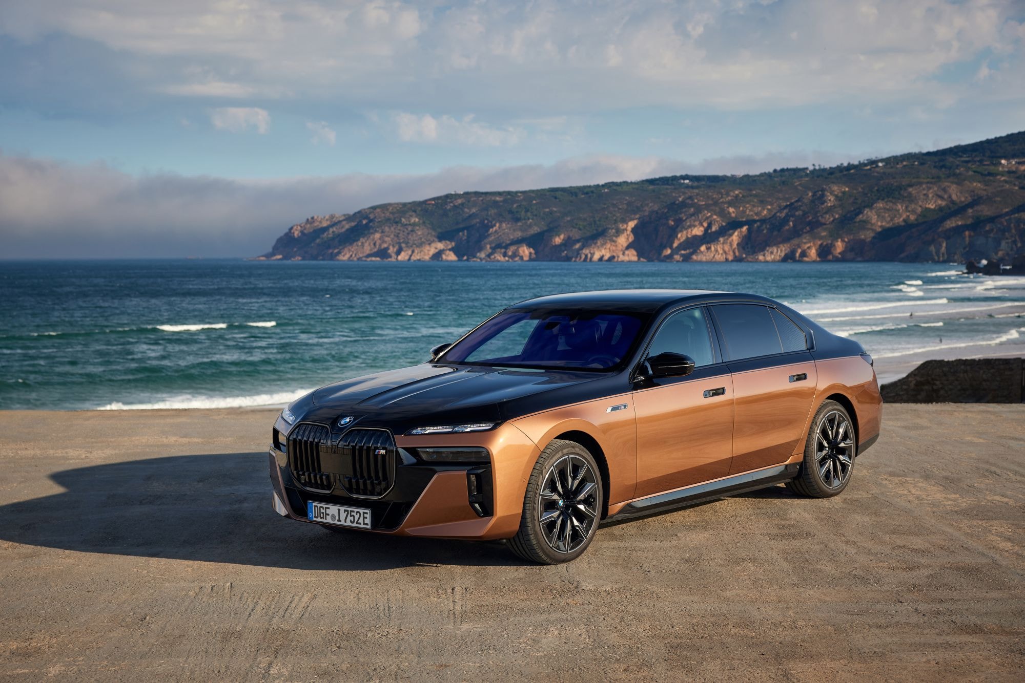 Frontal impresionante del BMW i7, con parrilla icónica.