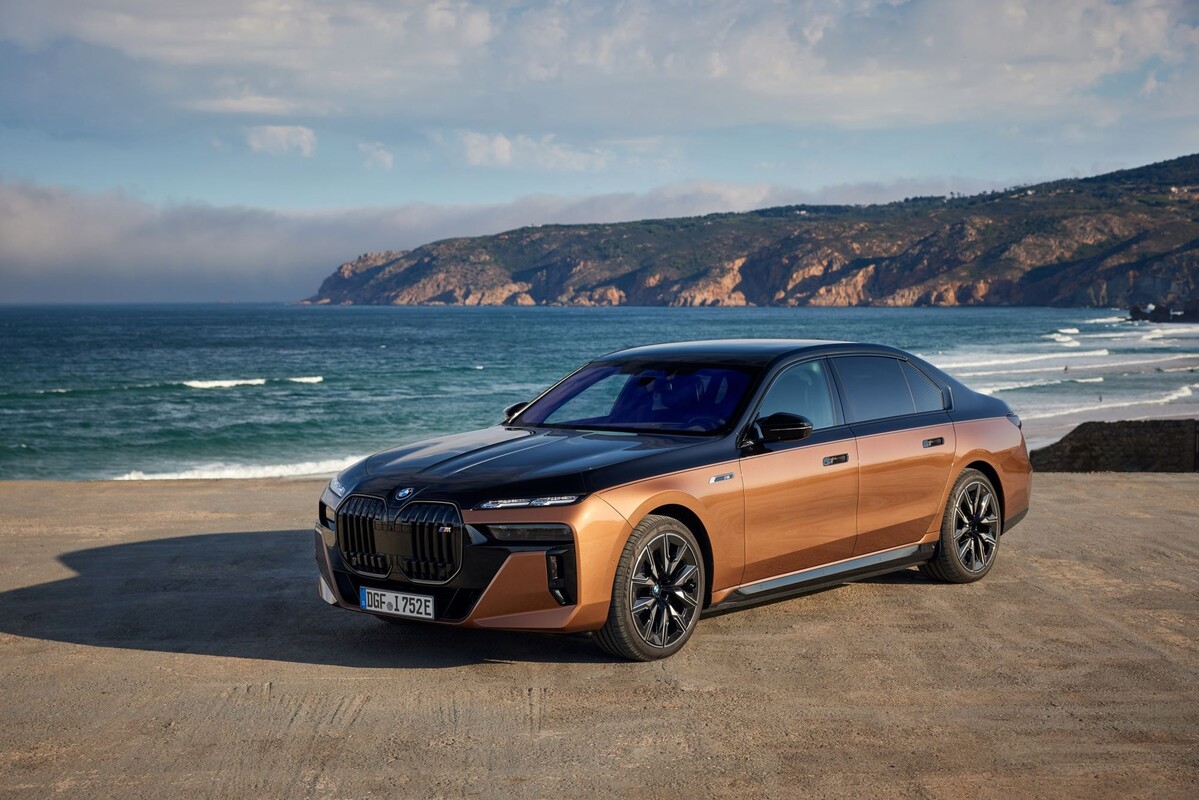 Frontal impresionante del BMW i7, con parrilla icónica. Frontal impresionante del BMW i7, con parrilla icónica.