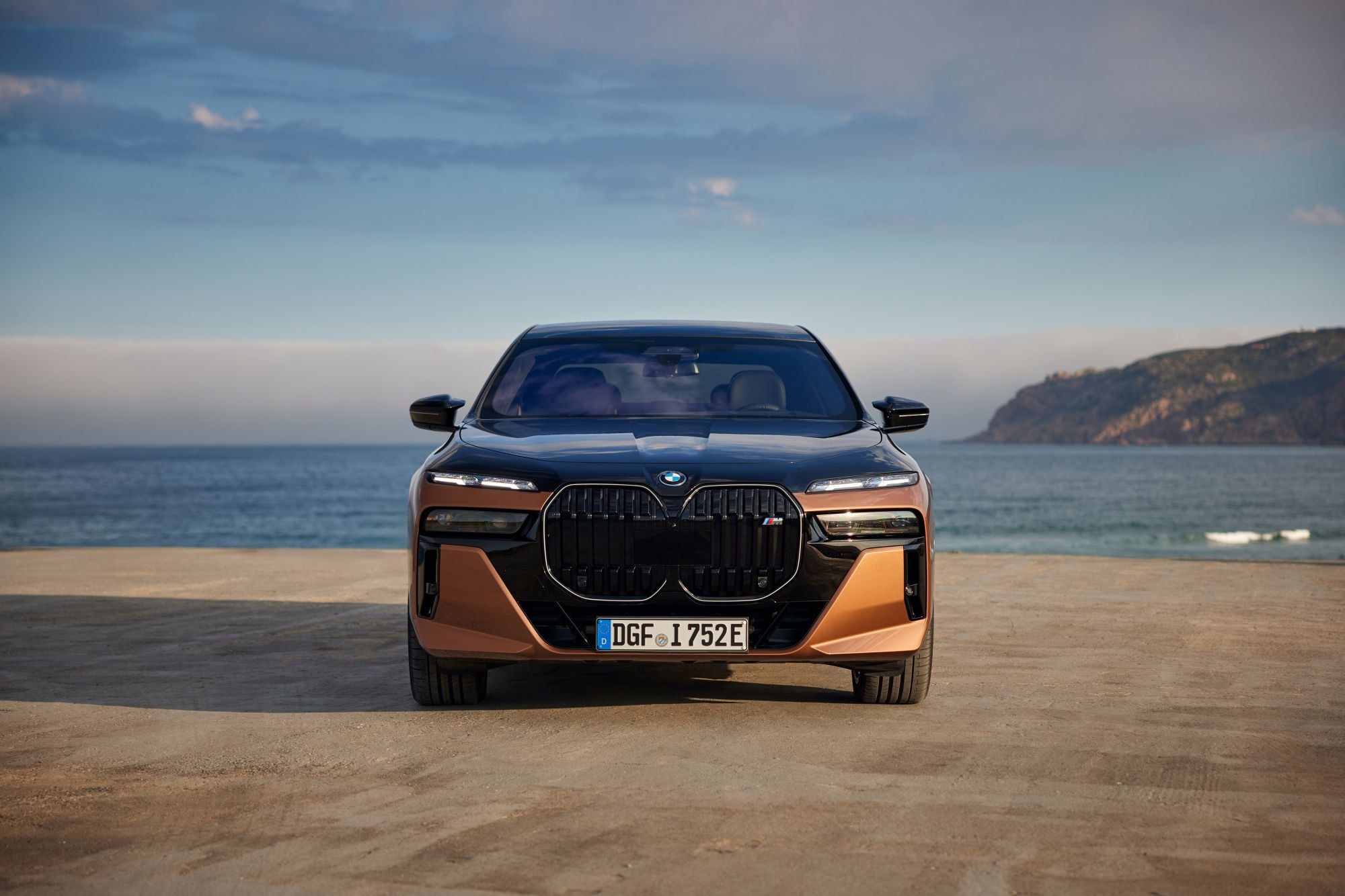 Vista lateral del BMW i7, acentuando su aerodinámica.