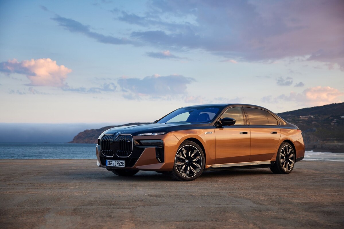 Frontal del BMW i7, resaltando su moderno estilo. Frontal del BMW i7, resaltando su moderno estilo.