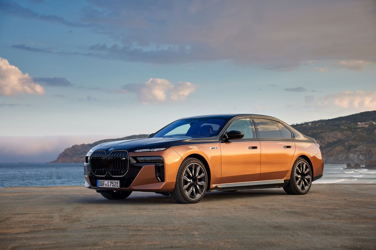 Vista lateral del BMW i7, mostrando su elegante silueta. Vista lateral del BMW i7, mostrando su elegante silueta.