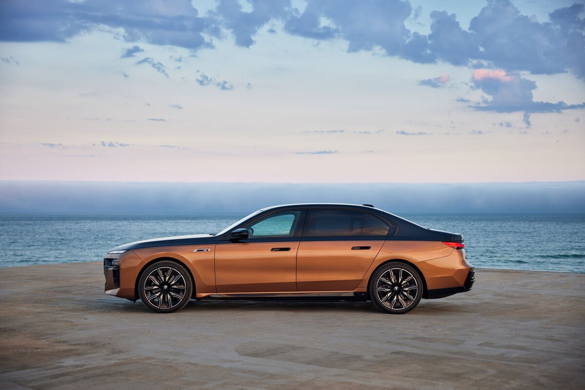 Lateral del BMW i7, con diseño robusto y sofisticado. Lateral del BMW i7, con diseño robusto y sofisticado.