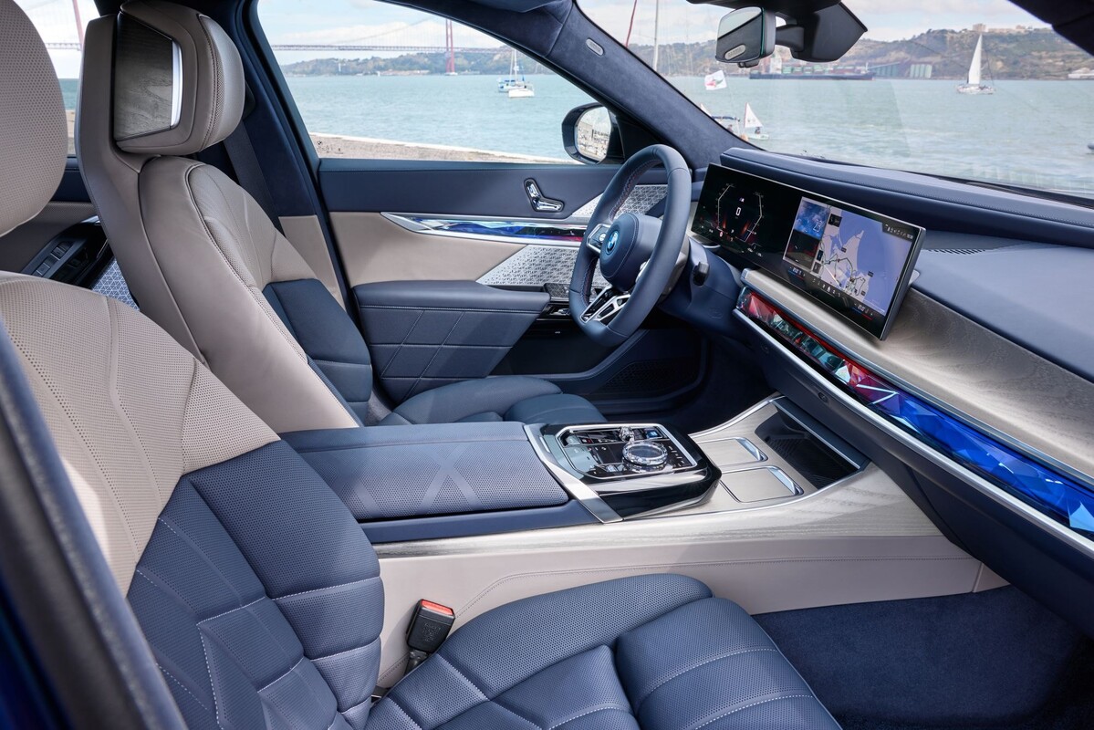 Vista trasera del BMW i7, con el río y el puente de fondo. Vista trasera del BMW i7, con el río y el puente de fondo.