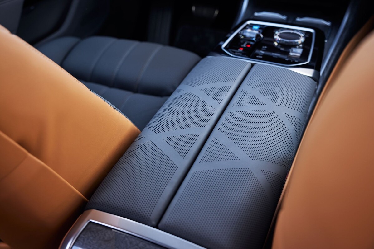 La imponente vista frontal del BMW i7 destaca su diseño distintivo. La imponente vista frontal del BMW i7 destaca su diseño distintivo.