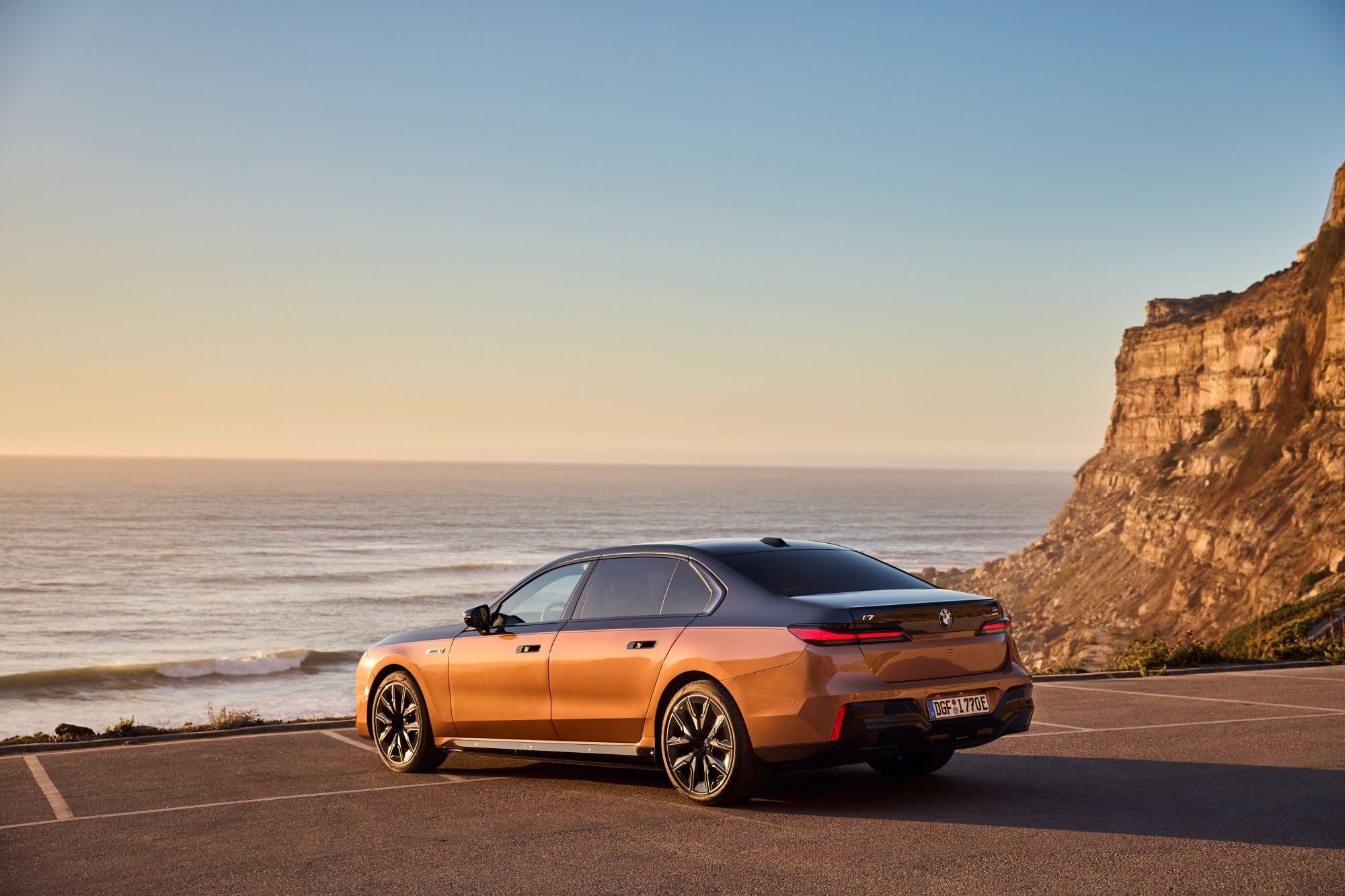 Interior elegante y moderno del BMW i7, con asientos cómodos.