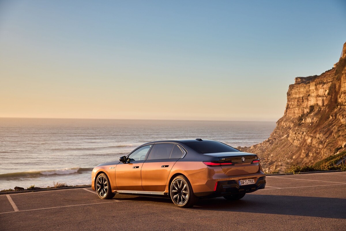 Interior elegante y moderno del BMW i7, con asientos cómodos. Interior elegante y moderno del BMW i7, con asientos cómodos.