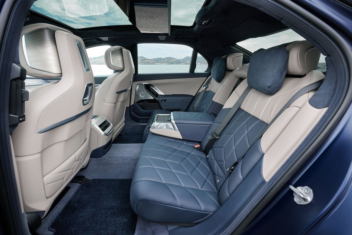 Detalles del interior del BMW i7, resaltando su elegancia moderna. Detalles del interior del BMW i7, resaltando su elegancia moderna.