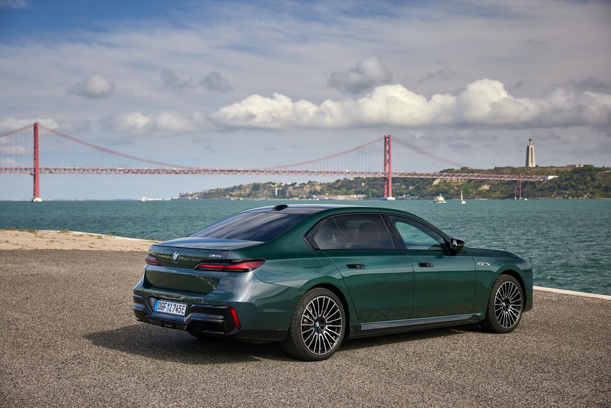 Interiores lujosos con asientos de cuero que ofrecen confort excepcional. Interiores lujosos con asientos de cuero que ofrecen confort excepcional.