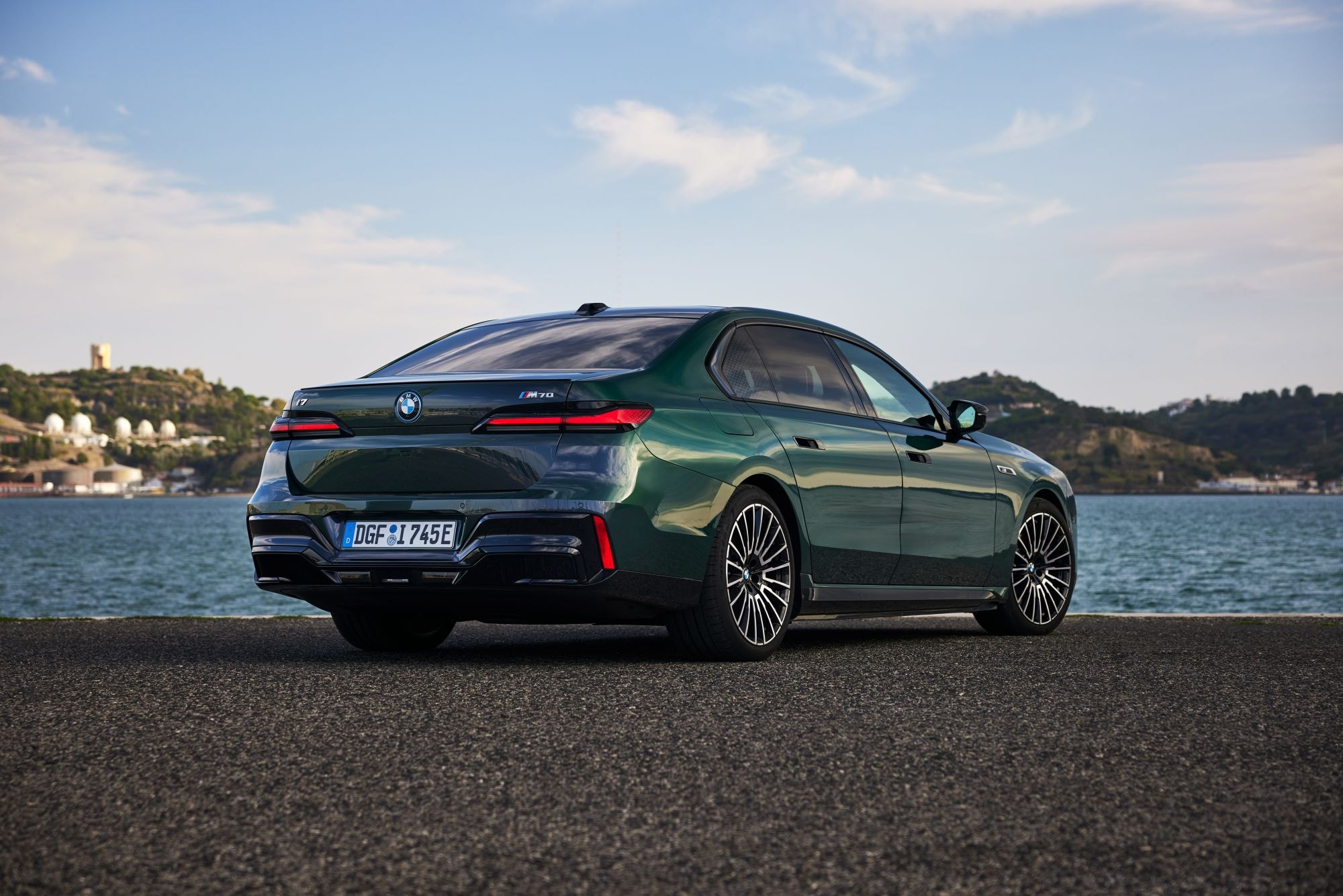 Interior del BMW i7, incluyendo el volante y la consola central.