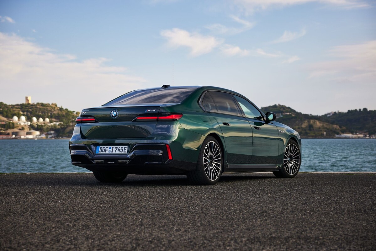 Interior del BMW i7, incluyendo el volante y la consola central. Interior del BMW i7, incluyendo el volante y la consola central.