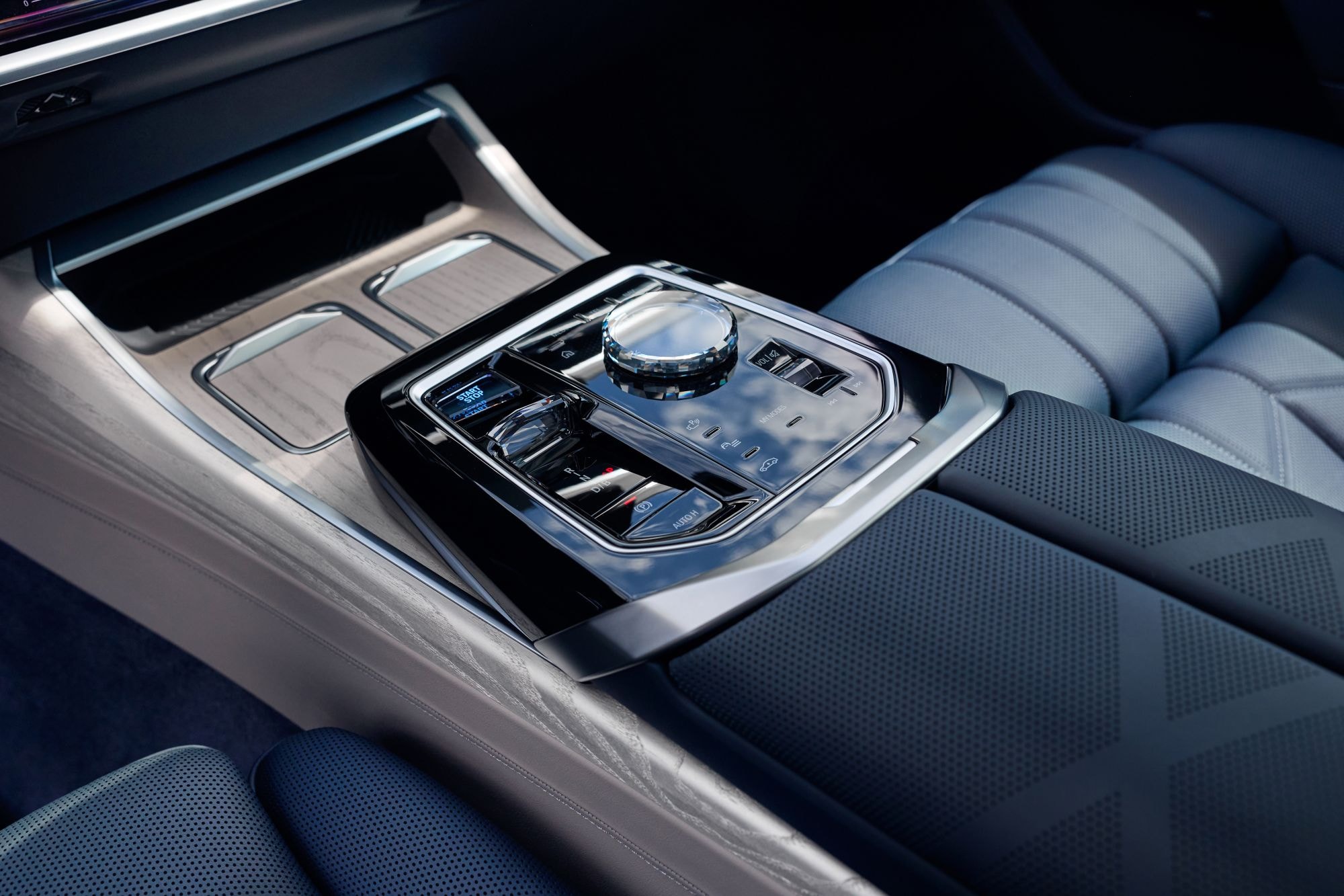 Interior trasero del BMW i7 con amplio espacio para los pasajeros.