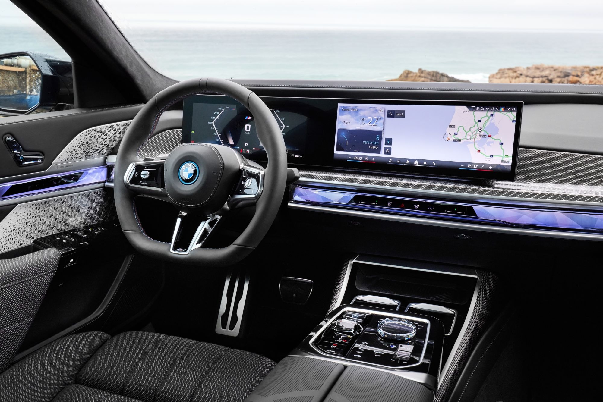 Interior frontal del BMW i7, con un diseño ergonómico y sofisticado.