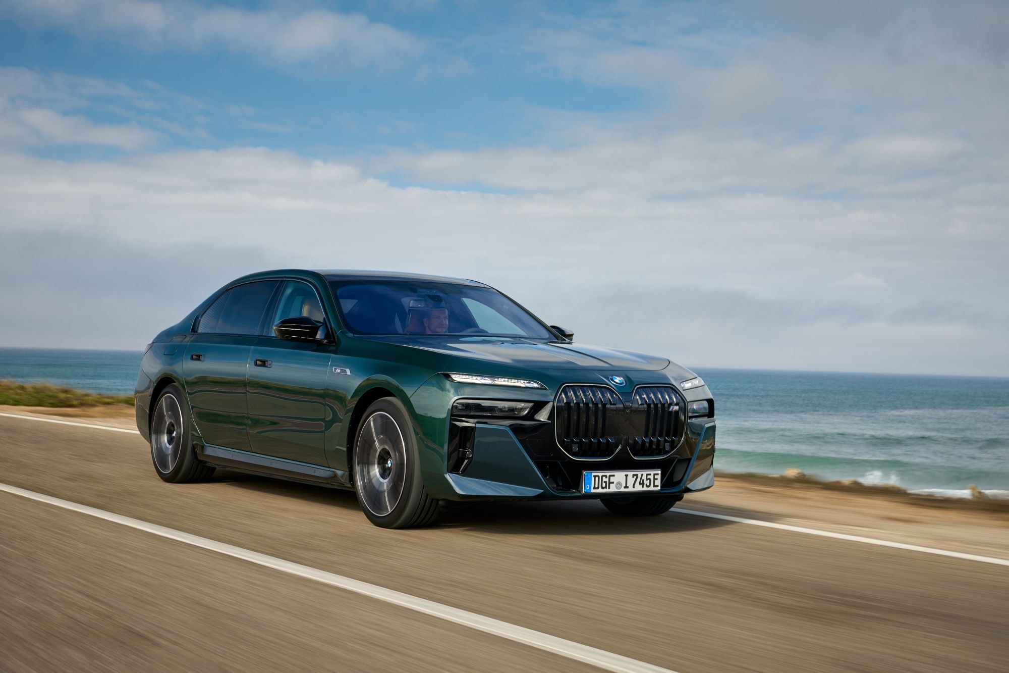 Interior que muestra la comodidad de los asientos en un ambiente lujoso.