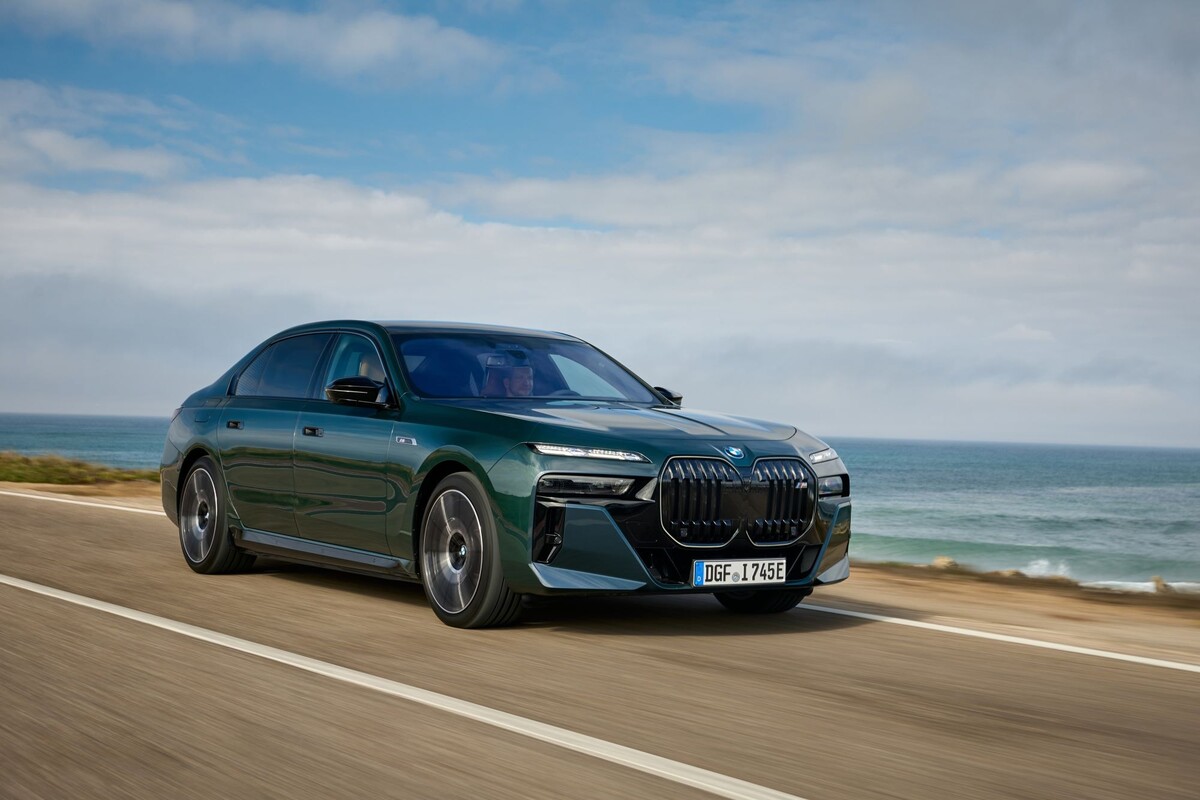 Interior que muestra la comodidad de los asientos en un ambiente lujoso. Interior que muestra la comodidad de los asientos en un ambiente lujoso.