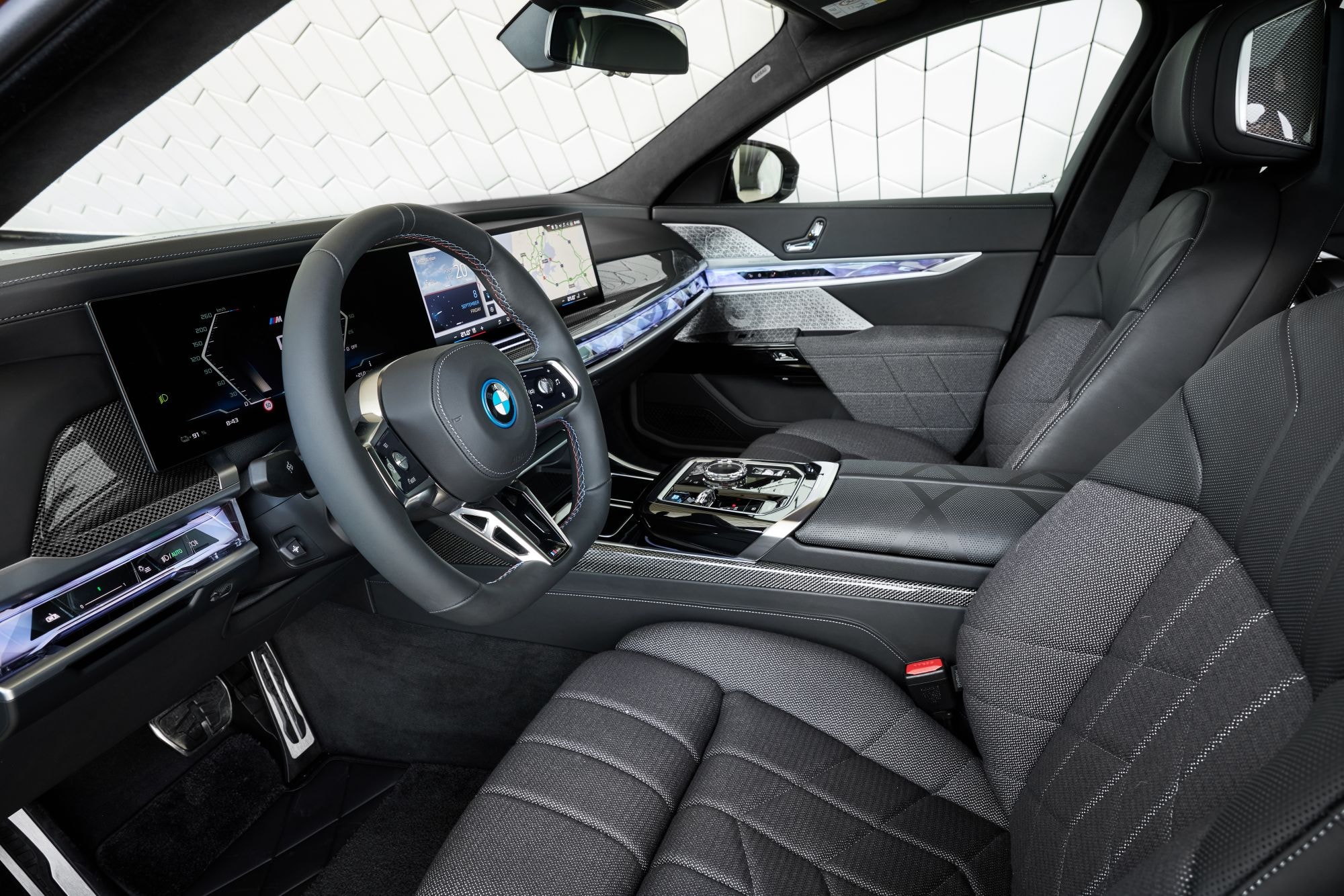 Vista lateral del interior del BMW i7, elegancia y modernidad.
