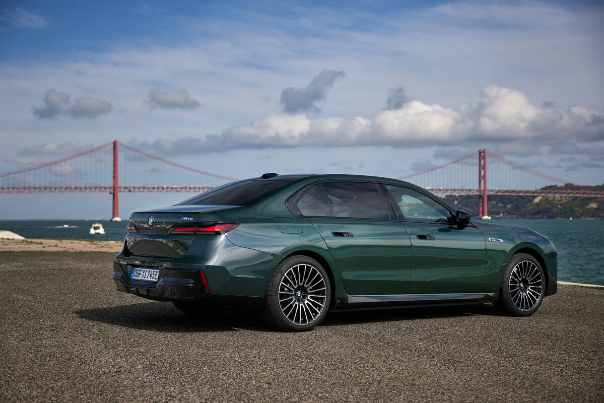 Vista del interior del BMW i7, enfatizando el panel de control. Vista del interior del BMW i7, enfatizando el panel de control.
