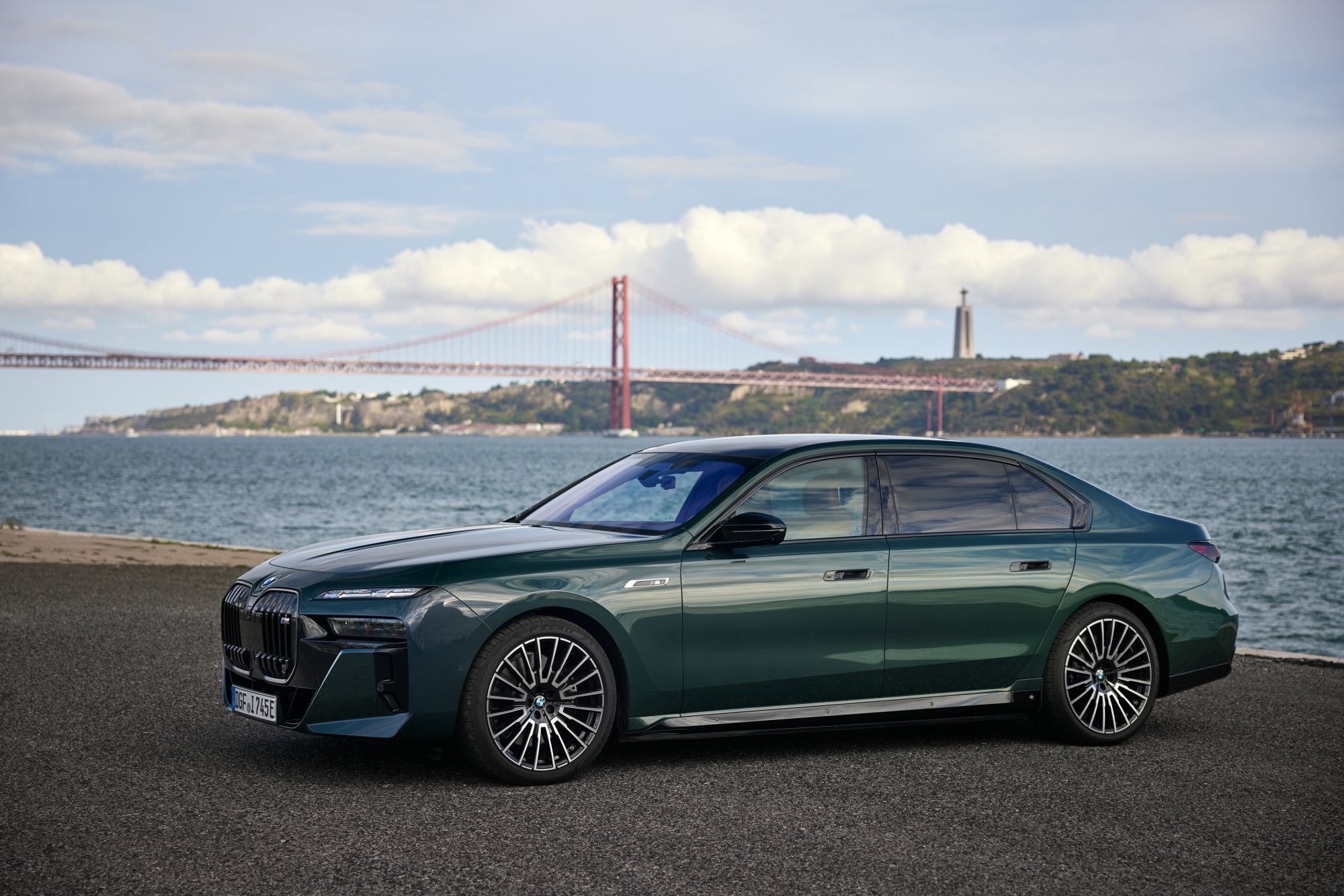 Vista del interior trasero del BMW i7, destacando el diseño premium.