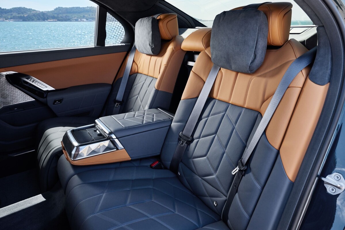 El BMW i7 muestra su elegante silueta en un paisaje costero. El BMW i7 muestra su elegante silueta en un paisaje costero.