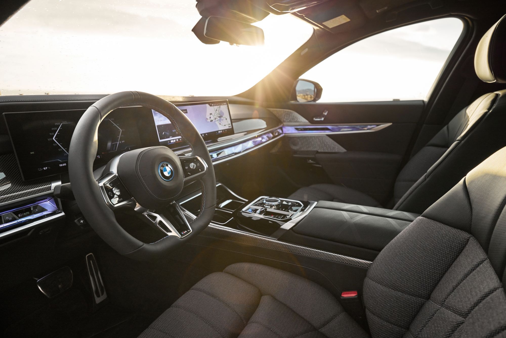 Close-up de la llanta del BMW i7, con diseño moderno y atractivo.